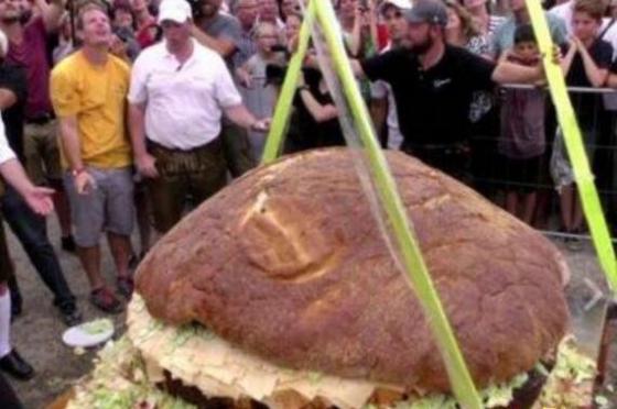 世界上最大的汉堡，堪比直径长3米的圆床/重910公斤(图片)
