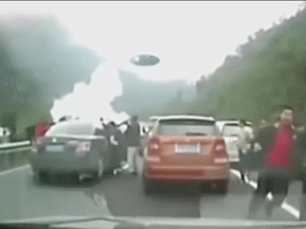 四川ufo袭击车辆事件，ufo炸毁车辆众人逃窜(特技视频)