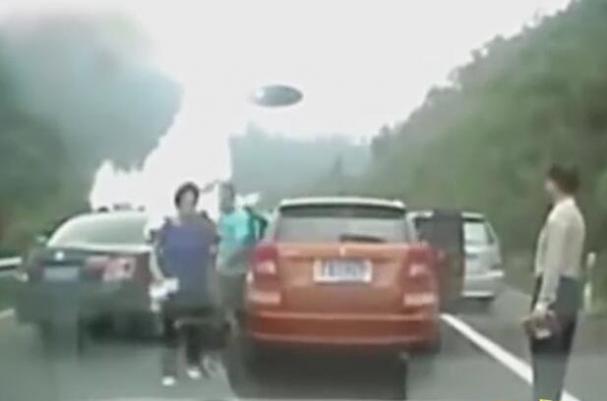 四川ufo袭击车辆事件，ufo炸毁车辆众人逃窜(特技视频)