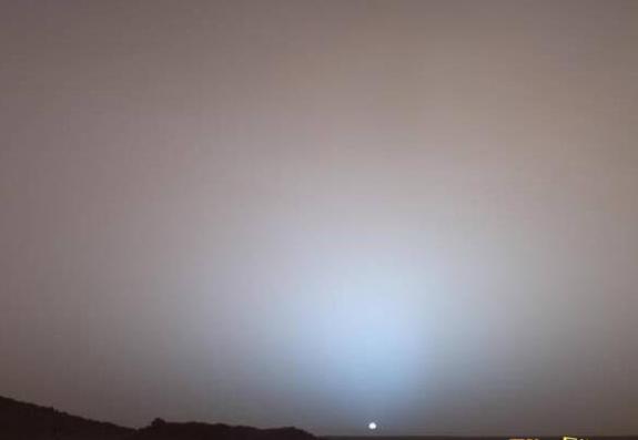 从火星上看太阳有多大，地球太阳的5/8(火星日落是蓝色的)