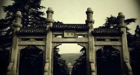 南京中山陵晚上很吓人，墓地惊现笑脸白衣鬼(胆小勿入)