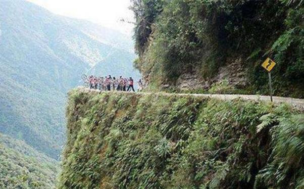 世界上最危险的公路，玻利维亚永加斯北路每年丧命300游客