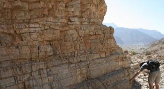 阿拉伯联合酋长国穆桑达姆山埋藏着2.5亿年前大灭绝事件中形成的岩石