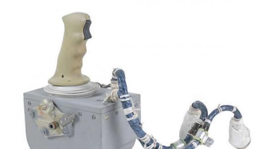 美国宇航局阿波罗15号登月飞船上的操纵杆被拍卖