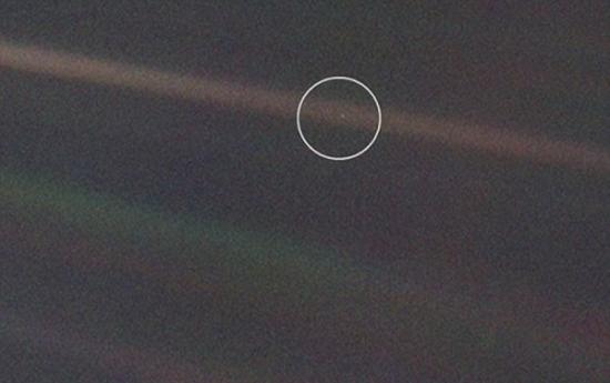 9月13日凌晨，据美国宇航局发布的消息称，旅行者1号已确认飞出太阳系，正式进入星际空间！在这颗真正远离家乡的探测器1990年拍摄的照片中，地球变成一个微小的点，