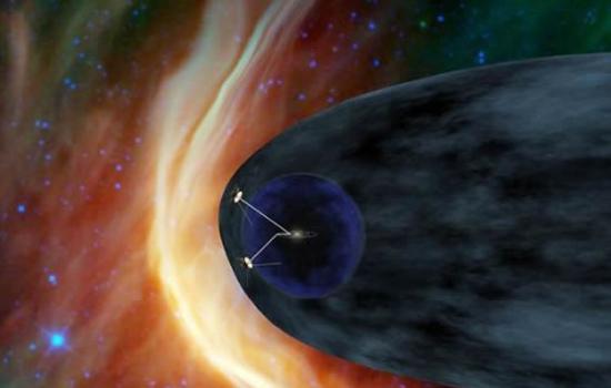 这张艺术概念图显示的是美国宇航局的两艘“旅行者”号飞船正在探索太空中的湍流区，即日鞘，这是围绕在太阳周围的带电粒子泡泡的最外层