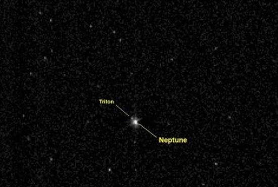 2014年7月10日，新视野号飞船在距离39.6亿公里外拍摄了这张海王星及其卫星海卫一的照片，这一距离相当于地球-太阳之间距离的26倍(26AU)。有人认为海卫