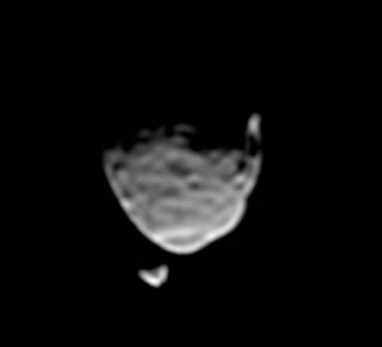 这张照片是由好奇号火星车在火星地表拍摄的，时间是2013年8月1日。可以看到火星个头较大的卫星火卫一，正从另一颗个头较小的卫星火卫二的面前经过