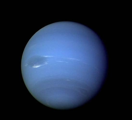 海王星照片，旅行者2号于1989年拍摄。尽管此次新视野号穿越海王星轨道时海王星本身距离很远，但这一时机非常有趣：恰好是1989年旅行者2号抵达海王星之后的25周