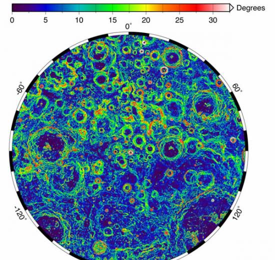 月球勘测轨道飞行器上的月球轨道激光测高仪从轨道上向月球表面发射激光脉冲