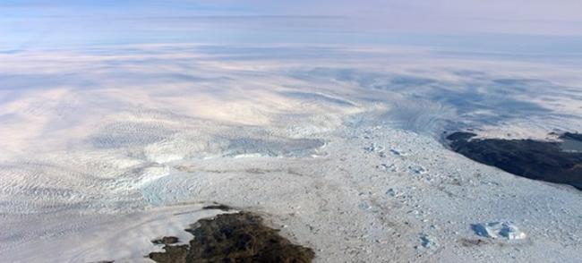 NASA于2016年发布的雅各布港冰河的空拍照中，中间有一块明显的裸地。