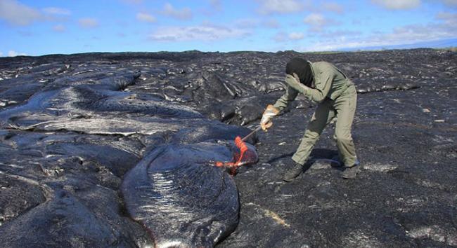 科学家在美国夏威夷基拉韦厄火山取温度高达1400℃的熔岩样本