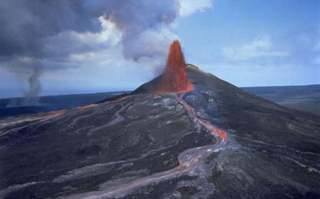 科学家在美国夏威夷基拉韦厄火山取温度高达1400℃的熔岩样本