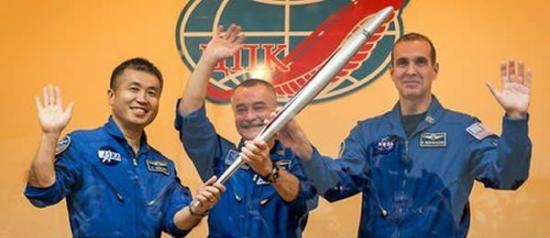 本周四，一个由三名宇航员组成的乘员组携带火炬，搭乘“联盟号”运载火箭抵达国际空间站