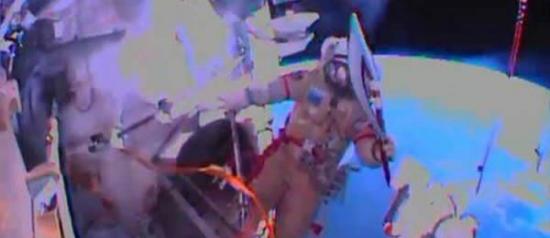 俄罗斯宇航员奥列格・科托夫(Oleg Kotov)携索契冬奥会火炬进行奥运火炬的首次太空行走