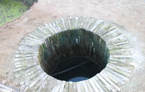 考古现场的古井，至今仍有清清的水，井栏是由青砖砌筑。