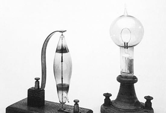 斯旺发明的电灯（左）和爱迪生发明的电灯（右）。