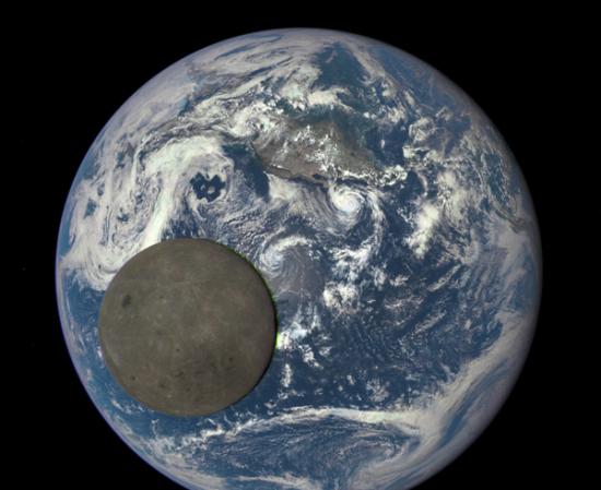 美国NASA公开地球与月球的珍贵合照