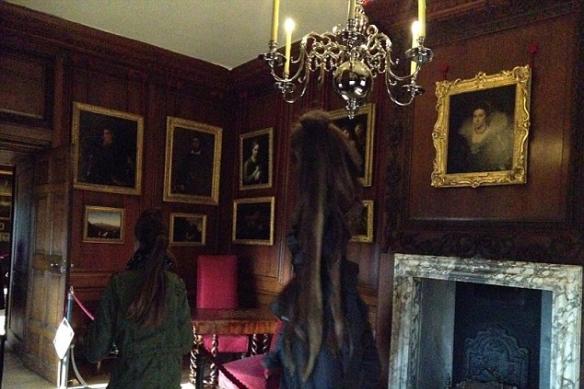 英国汉普顿宫又传出闹鬼事件：游客拍到清晰女鬼画面