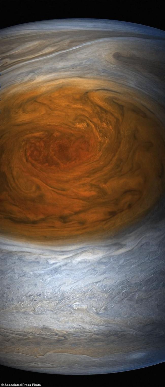史上最近距离 NASA朱诺号探测器拍下木星“大红斑”