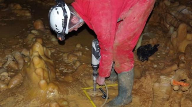 专家于洞穴内找到尼安德特人生火的痕迹。
