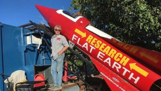 「疯狂阿伯」休斯花了2万美元自制一座火箭，打算于12月4日飞越1英里证明自己的理论。