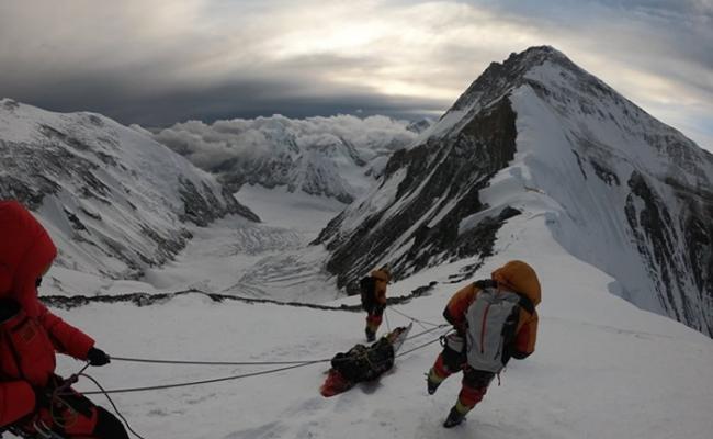 澳洲登山客攀登珠穆朗玛峰遇险 获中国修路组队员及时营救