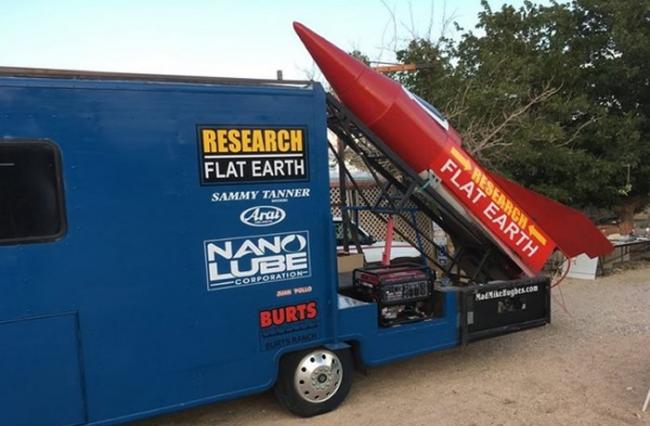 休斯2014年就曾搭乘自制火箭，但只飞到约426公尺就失败了。