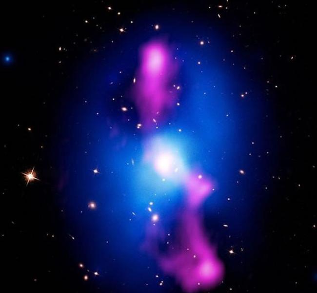 上图为正在被超大质量黑洞撕裂的星系团MS 0735.6+7421。在环绕星系团的高温气体(呈蓝色)中心，可以看到由黑洞爆发而释放出来的无线电波(呈粉红色)。