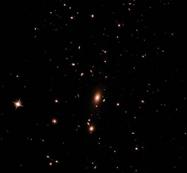 利用光学望远镜只能观察到微弱的星系团亮光。MS 0735.6+7421星系团距离地球约260万光年，发现于鹿豹座。