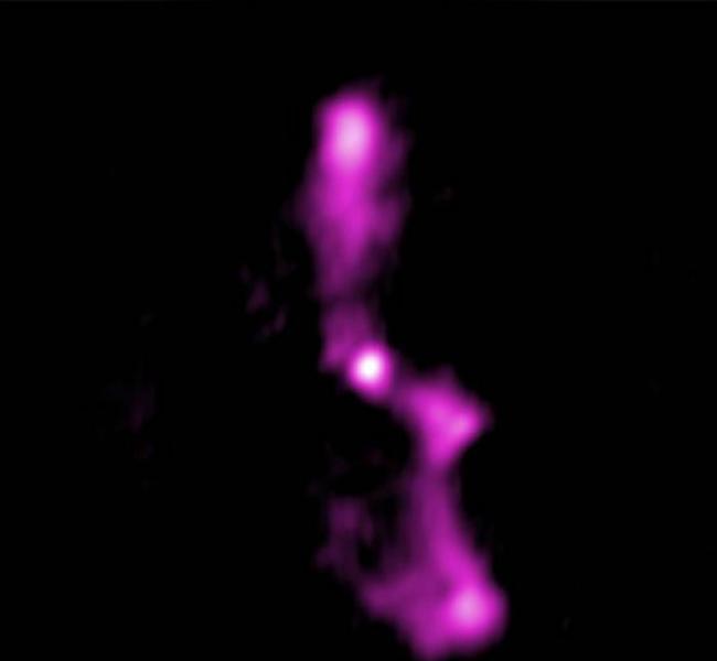 利用无线电波观测，科学家发现了黑洞喷发出来的巨大能量，并估计这些能量相当于数以亿计的伽马射线暴。