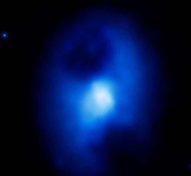 2005年，NASA的钱德拉X射线天文台观测到来自黑洞的大量高温气体，首次揭示了MS 0735.6+7421星系团的强烈爆炸。图中可以看到X射线下的气体呈现蓝色