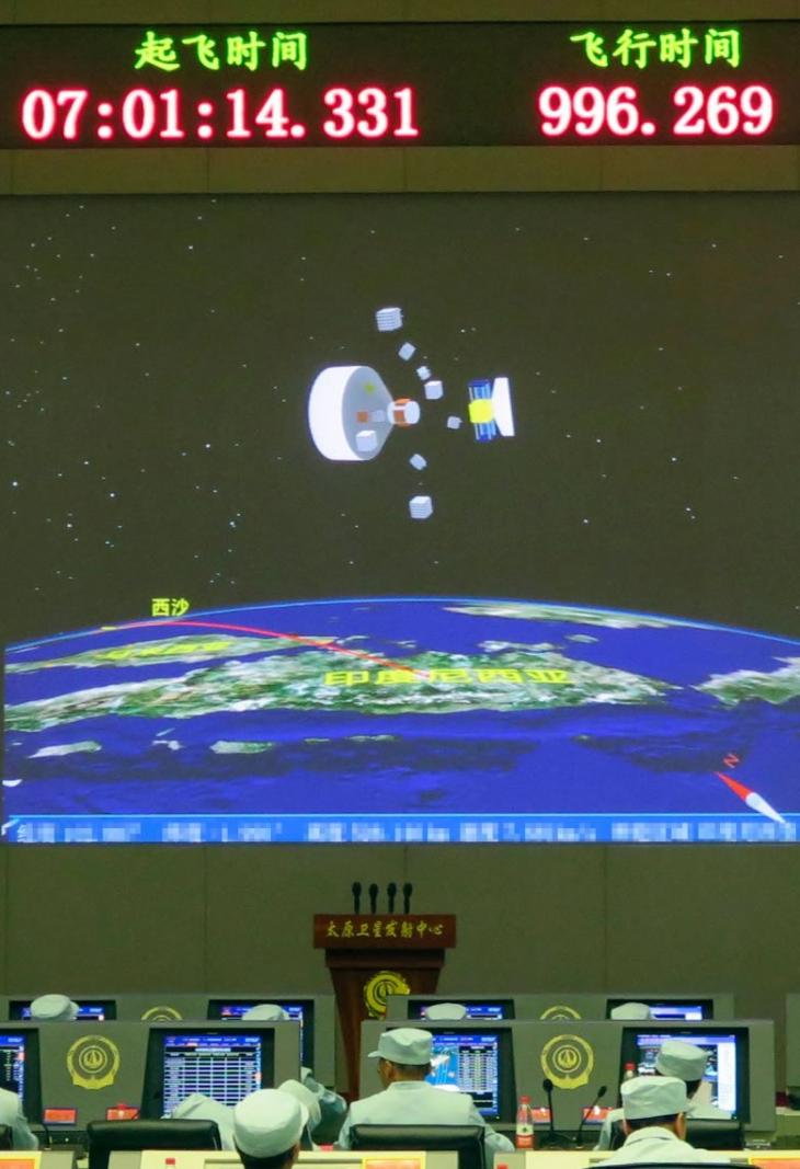 长征六号成功将20颗微小卫星送入太空，创造中国航天一箭多星发射的新纪录。图为发射中心大厅画面。