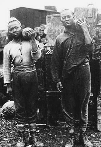 1917年，北洋政府对德宣战。由于欧洲大部分男性被军方征用，导致劳动力短缺，中国派出20万劳工参加到协约国方输送战略物资。图为扛着炮弹的华工。