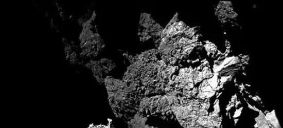 目前，菲莱着陆器正安静的躺在彗核表面的一个角落。这是2014年11月份，菲莱刚刚着陆到彗核表面之后传回的地表图像