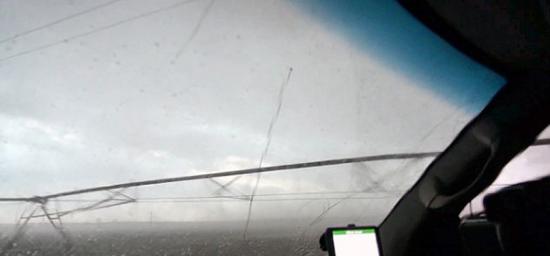 一群美国人在内布拉斯加州追逐龙卷风时遇险