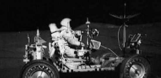 “阿波罗15号”任务中宇航员驾驶月球车，这将显著增大探索范围。大卫-斯科特和詹姆斯-埃尔文在月球上度过了三天时间，其中包括接近19小时的太空舱外活动。