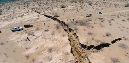 墨西哥西北部村庄出现神秘巨型裂缝