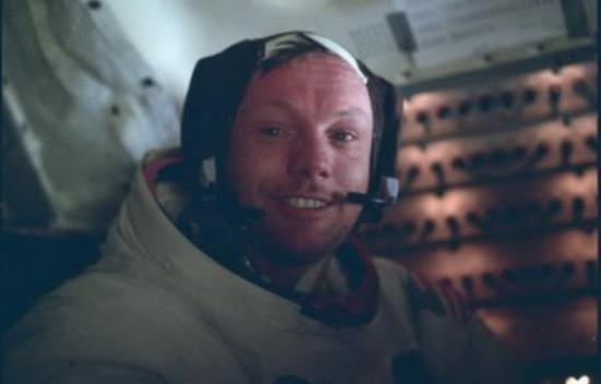 乐天派：尼尔-阿姆斯特朗月球行走之后回到太空舱露出了喜悦的笑容。