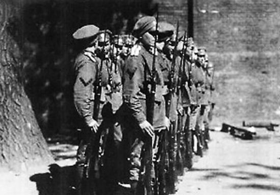 旷日持久的战争使男人长期服役，大量的伤亡需要不断补充兵员。图为一战时期俄国军队的光头妇女营。