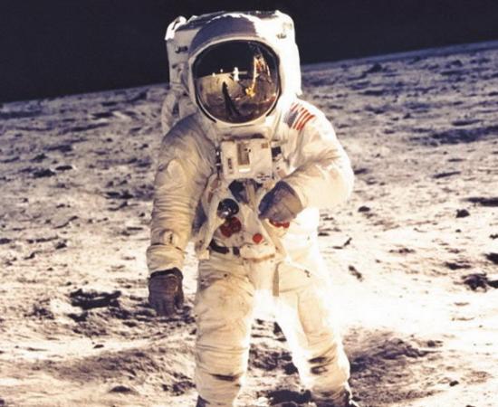 月球表面行走：宇航员爱德温-布兹-阿尔德林站在月球表面，成为全球广泛使用的形象照片。