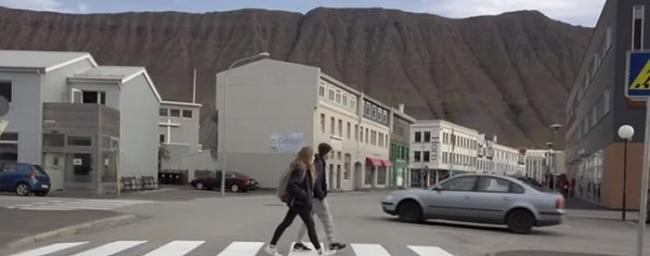 冰岛西峡湾区小镇出现3D斑马线