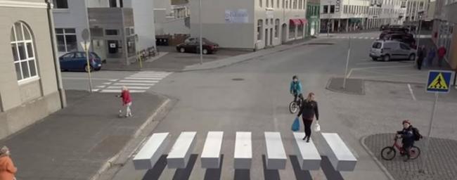 冰岛西峡湾区小镇出现3D斑马线
