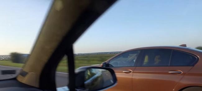 特斯拉Tesla P90D公路上与宝马BMW M5 F10竞速对决 大卡车在旁轻松超越