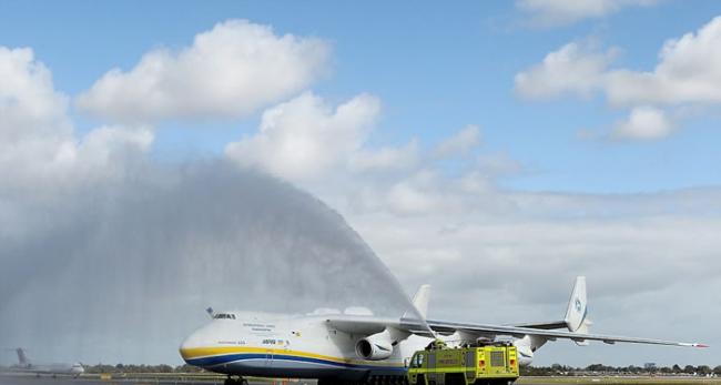 全球最巨型飞机安225降落澳洲珀斯 5万人见证历史时刻