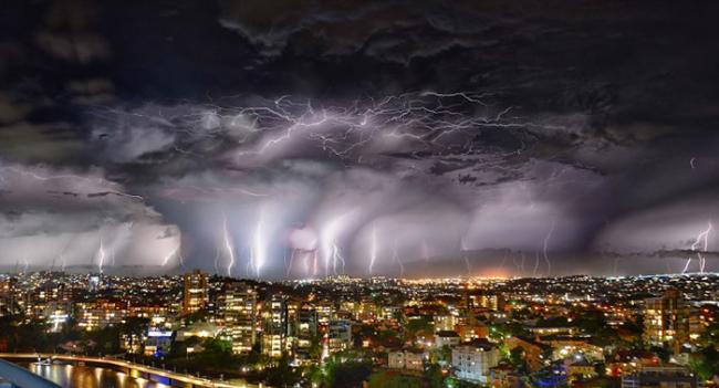上周日晚，澳大利亚东部城市布里斯班遭受极端暴风雨天气。