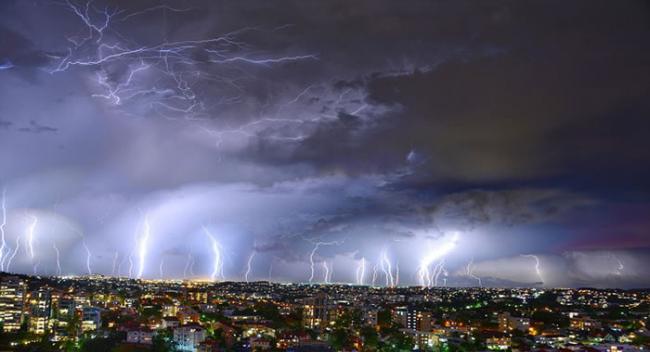 雷声夹杂着巨大的闪电将布里斯班市中心的夜晚点亮