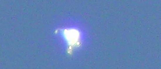 意大利米兰天空中发现一个巨大不明飞行物 放射着耀眼光芒