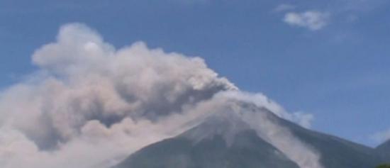 危地马拉火山在近两年内第一次爆发