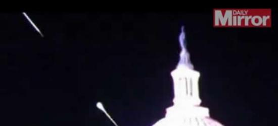 UFO也窃听？美国国会大厦在黑夜中发出一道奇光
